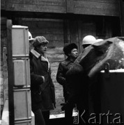 Lata 80., Warszawa, Polska.
Przedstawiciele władz na terenie budowy I linii metra.
Fot. Edward Grochowicz, zbiory Ośrodka KARTA