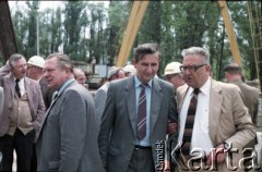 2. połowa lat 80., Warszawa, Polska.
Przedstawiciele władz na terenie budowy I linii metra na odcinku Pole Mokotowskie - Politechnika. 2. od prawej Marian Woźniak - I sekretarz Komitetu Warszawskiego PZPR.
Fot. Edward Grochowicz, zbiory Ośrodka KARTA