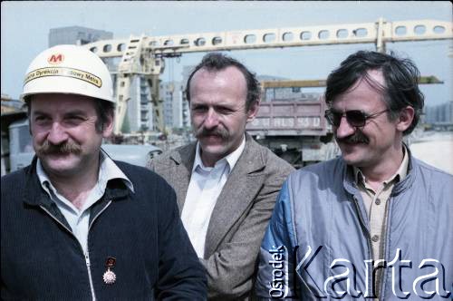 Ok. 1984, Warszawa, Polska.
Pracownicy Generalnej Dyrekcji Budowy Metra z medalami z okazji 40-lecia PRL.
Fot. Edward Grochowicz, zbiory Ośrodka KARTA