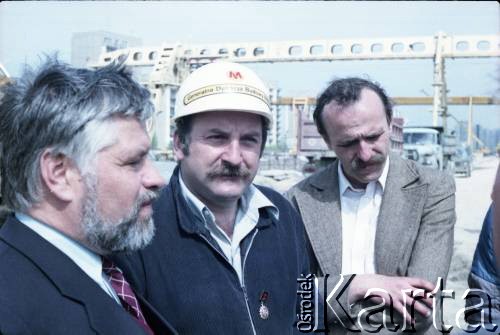 Ok. 1984, Warszawa, Polska.
Pracownicy Generalnej Dyrekcji Budowy Metra z medalami z okazji 40-lecia PRL.
Fot. Edward Grochowicz, zbiory Ośrodka KARTA