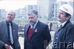 Ok. 1984, Warszawa, Polska.
Pracownicy Generalnej Dyrekcji Budowy Metra z medalami z okazji 40-lecia PRL. 1. od prawej Jerzy Brzostek - generalny dyrektor Generalnej Dyrekcji Budowy Metra.
Fot. Edward Grochowicz, zbiory Ośrodka KARTA