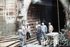 2. połowa lat 80., Warszawa, Polska.
Przedstawiciele władz na terenie budowy I linii metra na odcinku Pole Mokotowskie - Politechnika. W pomarańczowym kasku - Tadeusz Romanowski - wicedyrektor Metroprojektu i generalny projektant I linii metra w Warszawie. 3. od prawej Jerzy Twardo - główny inżynier Generalnej Dyrekcji Budowy Metra.
Fot. Edward Grochowicz, zbiory Ośrodka KARTA