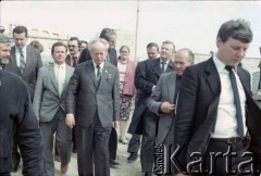 Lata 80., Warszawa, Polska.
Wizyta przedstawiciela władz ZSRR (w centrum) na terenie budowy I linii metra. Na nim (po prawej) Roman Malinowski – wiceprezes Rady Ministrów. 2. od prawej Jerzy Brzostek - generalny dyrektor Generalnej Dyrekcji Budowy Metra, 2. od lewej Jerzy Majewski – pełnomocnik rządu ds. budowy metra.
Fot. Edward Grochowicz, zbiory Ośrodka KARTA