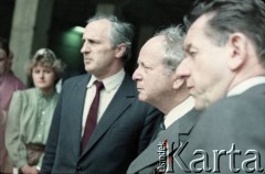 Lata 80., Warszawa, Polska.
Wizyta przedstawiciela władz ZSRR (2. od prawej) na terenie budowy I linii metra. 1. od prawej Jerzy Majewski – pełnomocnik rządu ds. budowy metra.
Fot. Edward Grochowicz, zbiory Ośrodka KARTA
