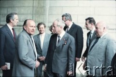 Lata 80., Warszawa, Polska.
Wizyta przedstawiciela władz ZSRR (pośrodku) na terenie budowy I linii metra. 2. od prawej Jerzy Majewski – pełnomocnik rządu ds. budowy metra, dalej Roman Malinowski – wiceprezes Rady Ministrów. 2. od lewej Jery Brzostek - generalny dyrektor Generalnej Dyrekcji Budowy Metra.
Fot. Edward Grochowicz, zbiory Ośrodka KARTA