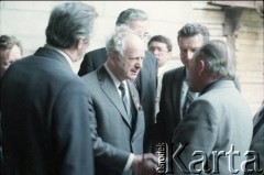 Lata 80., Warszawa, Polska.
Wizyta przedstawiciela władz ZSRR (w centrum) na terenie budowy I linii metra. Od prawej: Jerzy Brzostek - generalny dyrektor Generalnej Dyrekcji Budowy Metra, Jerzy Majewski – pełnomocnik rządu ds. budowy metra, Roman Malinowski – wiceprezes Rady Ministrów.
Fot. Edward Grochowicz, zbiory Ośrodka KARTA