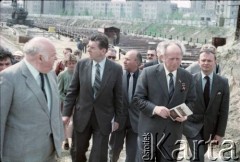 Lata 80., Warszawa, Polska.
Wizyta przedstawiciela władz ZSRR (2. od prawej) na terenie budowy I linii metra. 3. od prawej Jerzy Brzostek - generalny dyrektor Generalnej Dyrekcji Budowy Metra, dalej Jerzy Majewski – pełnomocnik rządu ds. budowy metra.
Fot. Edward Grochowicz, zbiory Ośrodka KARTA