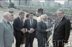 Lata 80., Warszawa, Polska.
Wizyta przedstawiciela władz ZSRR (3. od prawej) na terenie budowy I linii metra. 1. od prawej Roman Malinowski – wiceprezes Rady Ministrów, 4. od prawej Jerzy Majewski – pełnomocnik rządu ds. budowy metra.
Fot. Edward Grochowicz, zbiory Ośrodka KARTA