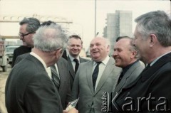 Lata 80., Warszawa, Polska.
Wizyta przedstawiciela władz ZSRR (na pierwszym planie po lewej) na terenie budowy I linii metra. 2. z prawej Jerzy Brzostek - generalny dyrektor Generalnej Dyrekcji Budowy Metra. W 3. rzędzie, 1. z lewej Roman Malinowski – wiceprezes Rady Ministrów.
Fot. Edward Grochowicz, zbiory Ośrodka KARTA