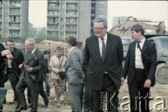 Lata 80., Warszawa, Polska.
Wizyta przedstawiciela władz ZSRR (2. od lewej) na terenie budowy I linii metra. 2. od prawej Roman Malinowski – wiceprezes Rady Ministrów.
Fot. Edward Grochowicz, zbiory Ośrodka KARTA