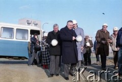 2. poł. lat 80., Warszawa, Polska.
Wizyta przedstawicieli władz na terenie budowy I linii metra. W 1. rzędzie, z białymi kaskami w ręku, Janusz Kubasiewicz - I sekretarz Komitetu Warszawskiego PZPR (po prawej) i Jerzy Bolesławski.
Fot. Edward Grochowicz, zbiory Ośrodka KARTA