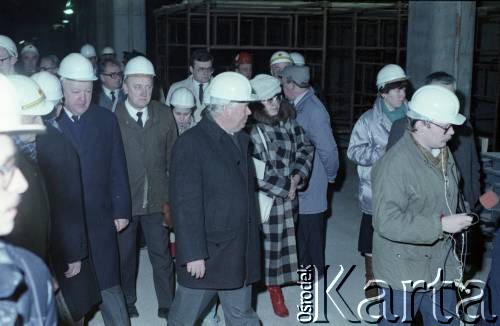 2. poł. lat 80., Warszawa, Polska.
Wizyta przedstawicieli władz na terenie budowy I linii metra.
Fot. Edward Grochowicz, zbiory Ośrodka KARTA
