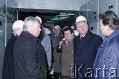 2. poł. lat 80., Warszawa, Polska.
Wizyta przedstawicieli władz na terenie budowy I linii metra. 1. z lewej Jerzy Bolesławski, 2. z prawej Janusz Kubasiewicz - I sekretarz Komitetu Warszawskiego PZPR.
Fot. Edward Grochowicz, zbiory Ośrodka KARTA