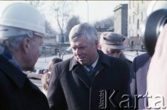2. poł. lat 80., Warszawa, Polska.
Wizyta przedstawicieli władz na terenie budowy I linii metra na odcinku Pole Mokotowskie - Politechnika. W centrum Jerzy Bolesławski.
Fot. Edward Grochowicz, zbiory Ośrodka KARTA