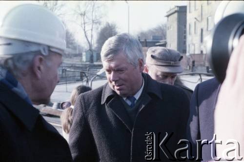 2. poł. lat 80., Warszawa, Polska.
Wizyta przedstawicieli władz na terenie budowy I linii metra na odcinku Pole Mokotowskie - Politechnika. W centrum Jerzy Bolesławski.
Fot. Edward Grochowicz, zbiory Ośrodka KARTA