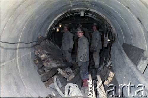 Lata 80., Warszawa, Polska.
Robotnicy w tunelu na terenie budowy I linii metra.
Fot. Edward Grochowicz, zbiory Ośrodka KARTA
