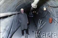 2. poł. lat 80., Warszawa, Polska.
Pracownik Generalnej Dyrekcji Budowy Metra w tunelu, na terenie budowy I linii metra.
Fot. Edward Grochowicz, zbiory Ośrodka KARTA