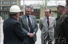 2. połowa lat 80., Warszawa, Polska.
Przedstawiciele władz na terenie budowy I linii metra na odcinku Pole Mokotowskie - Politechnika. 2. od prawej Jerzy Twardo - główny inżynier Generalnej Dyrekcji Budowy Metra.
Fot. Edward Grochowicz, zbiory Ośrodka KARTA