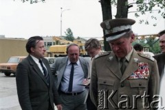 2. połowa lat 80., Warszawa, Polska.
Przedstawiciele władz na terenie budowy I linii metra na odcinku Pole Mokotowskie - Politechnika. Od prawej: generał dywizji ludowego Wojska Polskiego, NN, Marek Białkowski.
Fot. Edward Grochowicz, zbiory Ośrodka KARTA