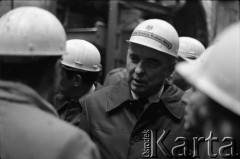 Lata 80., Warszawa, Polska.
Przedstawiciele władz na terenie budowy I linii metra.
Fot. Edward Grochowicz, zbiory Ośrodka KARTA
