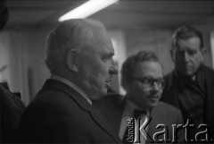 Lata 80., Warszawa, Polska.
Przedstawiciele władz prawdopodobnie w siedzibie Metroprojektu. 1. od prawej Jerzy Majewski – pełnomocnik rządu ds. budowy metra.
Fot. Edward Grochowicz, zbiory Ośrodka KARTA