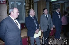 Lata 80., Warszawa, Polska.
Spotkanie dotyczące budowy I linii metra. Od lewej: Marek Białkowski, Jerzy Brzostek - generalny dyrektor Generalnej Dyrekcji Budowy Metra.
Fot. Edward Grochowicz, zbiory Ośrodka KARTA