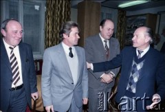 Lata 80., Warszawa, Polska.
Spotkanie dotyczące budowy I linii metra. 1. od prawej Jerzy Brzostek - generalny dyrektor Generalnej Dyrekcji Budowy Metra, 1. od lewej Marek Białkowski.
Fot. Edward Grochowicz, zbiory Ośrodka KARTA