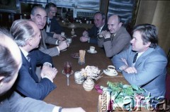 Lata 80., Warszawa, Polska.
Spotkanie dotyczące budowy I linii metra. 2. od lewej Jerzy Brzostek - generalny dyrektor Generalnej Dyrekcji Budowy Metra, 3. od prawej Marek Białkowski.
Fot. Edward Grochowicz, zbiory Ośrodka KARTA