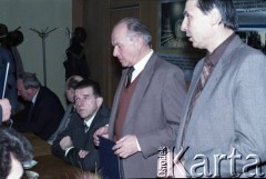 Lata 80., Warszawa, Polska.
Spotkanie przedstawicieli władz dotyczące budowy I linii metra. 2. z prawej Jerzy Brzostek - generalny dyrektor Generalnej Dyrekcji Budowy Metra, dalej Jerzy Majewski – pełnomocnik rządu ds. budowy metra.
Fot. Edward Grochowicz, zbiory Ośrodka KARTA