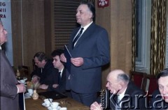 Lata 80., Warszawa, Polska.
Spotkanie przedstawicieli władz dotyczące budowy I linii metra. Podpisanie umowy. 1. z lewej Jerzy Brzostek - generalny dyrektor Generalnej Dyrekcji Budowy Metra.
Fot. Edward Grochowicz, zbiory Ośrodka KARTA