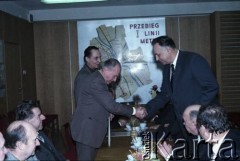 Lata 80., Warszawa, Polska.
Spotkanie przedstawicieli władz dotyczące budowy I linii metra. Uścisk dłoni po podpisaniu umowy. Po lewej stronie Jerzy Brzostek - generalny dyrektor Generalnej Dyrekcji Budowy Metra. 2. z lewej siedzi Jerzy Majewski – pełnomocnik rządu ds. budowy metra.
Fot. Edward Grochowicz, zbiory Ośrodka KARTA
