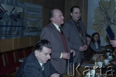 Lata 80., Warszawa, Polska.
Spotkanie przedstawicieli władz dotyczące budowy I linii metra. Podpisanie umowy. Od lewej: Jerzy Majewski – pełnomocnik rządu ds. budowy metra, Jerzy Brzostek - generalny dyrektor Generalnej Dyrekcji Budowy Metra.
Fot. Edward Grochowicz, zbiory Ośrodka KARTA