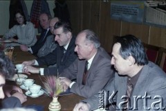 Lata 80., Warszawa, Polska.
Spotkanie przedstawicieli władz dotyczące budowy I linii metra. 2. od prawej Jerzy Brzostek - generalny dyrektor Generalnej Dyrekcji Budowy Metra, dalej Jerzy Majewski – pełnomocnik rządu ds. budowy metra.
Fot. Edward Grochowicz, zbiory Ośrodka KARTA
