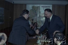 Lata 80., Warszawa, Polska.
Spotkanie przedstawicieli władz dotyczące budowy I linii metra. Uścisk dłoni po podpisaniu umowy. Po lewej stronie Jerzy Majewski – pełnomocnik rządu ds. budowy metra.
Fot. Edward Grochowicz, zbiory Ośrodka KARTA