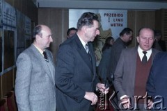 Lata 80., Warszawa, Polska.
Spotkanie przedstawicieli władz dotyczące budowy I linii metra. W 1. rzędzie od prawej Jerzy Brzostek - generalny dyrektor Generalnej Dyrekcji Budowy Metra, Jerzy Majewski – pełnomocnik rządu ds. budowy metra.
Fot. Edward Grochowicz, zbiory Ośrodka KARTA