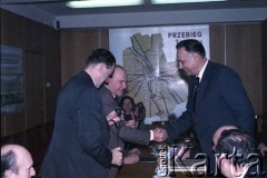 Lata 80., Warszawa, Polska.
Spotkanie przedstawicieli władz dotyczące budowy I linii metra. Uścisk dłoni po podpisaniu umowy. Po lewej stronie Jerzy Brzostek - generalny dyrektor Generalnej Dyrekcji Budowy Metra i Jerzy Majewski – pełnomocnik rządu ds. budowy metra.
Fot. Edward Grochowicz, zbiory Ośrodka KARTA