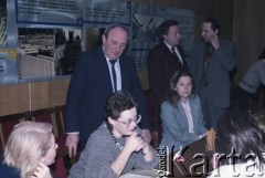 Lata 80., Warszawa, Polska.
Spotkanie przedstawicieli władz dotyczące budowy I linii metra. 1. od lewej stoi Marek Białkowski.
Fot. Edward Grochowicz, zbiory Ośrodka KARTA