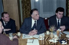Lata 80., Warszawa, Polska.
Spotkanie przedstawicieli władz dotyczące budowy I linii metra.
Fot. Edward Grochowicz, zbiory Ośrodka KARTA