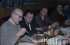 Lata 80., Warszawa, Polska.
Spotkanie przedstawicieli władz dotyczące budowy I linii metra. 3. od lewej Jerzy Brzostek - generalny dyrektor Generalnej Dyrekcji Budowy Metra.
Fot. Edward Grochowicz, zbiory Ośrodka KARTA