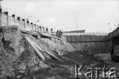 Lata 80., Warszawa, Polska.
Budowa I linii metra, prawdopodobnie wzdłuż al. Komisji Edukacji Narodowej.
Fot. Edward Grochowicz, zbiory Ośrodka KARTA