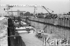 Lata 80., Warszawa, Polska.
Budowa I linii metra, prawdopodobnie wzdłuż al. Komisji Edukacji Narodowej.
Fot. Edward Grochowicz, zbiory Ośrodka KARTA
