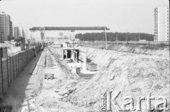 Lata 80., Warszawa, Polska.
Budowa I linii metra, prawdopodobnie wzdłuż al. Komisji Edukacji Narodowej.
Fot. Edward Grochowicz, zbiory Ośrodka KARTA
