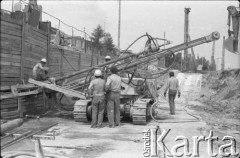 Lata 80., Warszawa, Polska.
Budowa I linii metra, prawdopodobnie wzdłuż al. Komisji Edukacji Narodowej.
Fot. Edward Grochowicz, zbiory Ośrodka KARTA