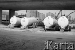 Lata 80., Warszawa, Polska.
Budowa I linii metra wzdłuż al. Komisji Edukacji Narodowej. W  tle prawdopodobnie osiedle Służew nad Dolinką.
Fot. Edward Grochowicz, zbiory Ośrodka KARTA