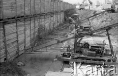 Lata 80., Warszawa, Polska.
Budowa I linii metra, prawdopodobnie wzdłuż al. Komisji Edukacji Narodowej.
Fot. Edward Grochowicz, zbiory Ośrodka KARTA