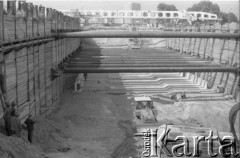 Lata 80., Warszawa, Polska.
Budowa I linii metra, prawdopodobnie wzdłuż al. Komisji Edukacji Narodowej.
Fot. Edward Grochowicz, zbiory Ośrodka KARTA