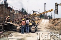 Lata 80., Warszawa, Polska.
Robotnicy na terenie budowy I linii metra, prawdopodobnie wzdłuż al. Komisji Edukacji Narodowej.
Fot. Edward Grochowicz, zbiory Ośrodka KARTA