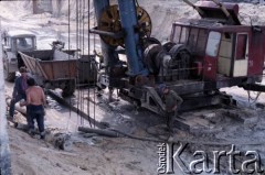 Lata 80., Warszawa, Polska.
Robotnicy na terenie budowy I linii metra, prawdopodobnie wzdłuż al. Komisji Edukacji Narodowej.
Fot. Edward Grochowicz, zbiory Ośrodka KARTA