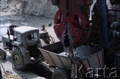 Lata 80., Warszawa, Polska.
Robotnicy na terenie budowy I linii metra, prawdopodobnie wzdłuż al. Komisji Edukacji Narodowej.
Fot. Edward Grochowicz, zbiory Ośrodka KARTA