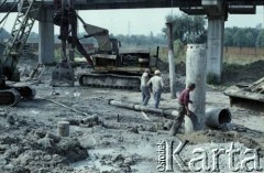 Lata 80., Warszawa, Polska.
Robotnicy na terenie budowy I linii metra, prawdopodobnie wzdłuż al. Komisji Edukacji Narodowej.
Fot. Edward Grochowicz, zbiory Ośrodka KARTA